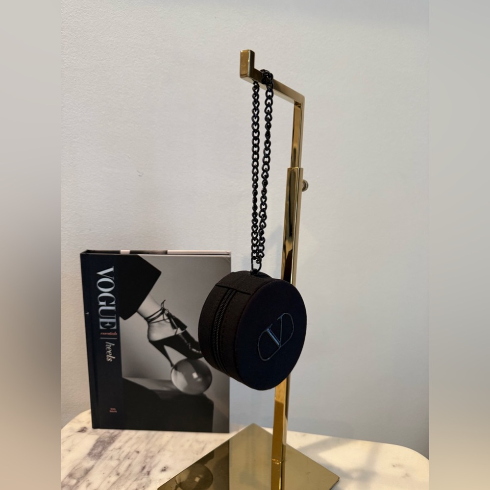 ❗️SOLD❗️Valentino Beauty Pochette Go-Cushion and Wrist chain - Picture 5 of 5
